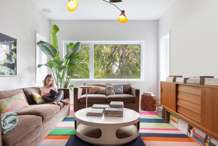 Dossier de presse | 2242-01 - Communiqué de presse | Lévesque Project - Mélissa Ohnona Design - Design d’intérieur résidentiel - In the living room, views give the impression of being in a tree-house. - Crédit photo : Maxime Brouillet