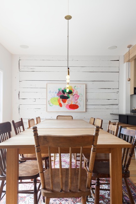Dossier de presse | 2242-01 - Communiqué de presse | Lévesque Project - Mélissa Ohnona Design - Design d’intérieur résidentiel -  In the dining room, the original wood structure was left visible and painted.  - Crédit photo : Maxime Brouillet