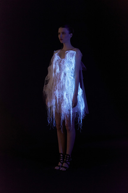Press kit | 842-02 - Press release | (no)where (now)here - 2 gaze activated dresses - Ying Gao - Fashion Design - Photo credit: Dominique Lafond