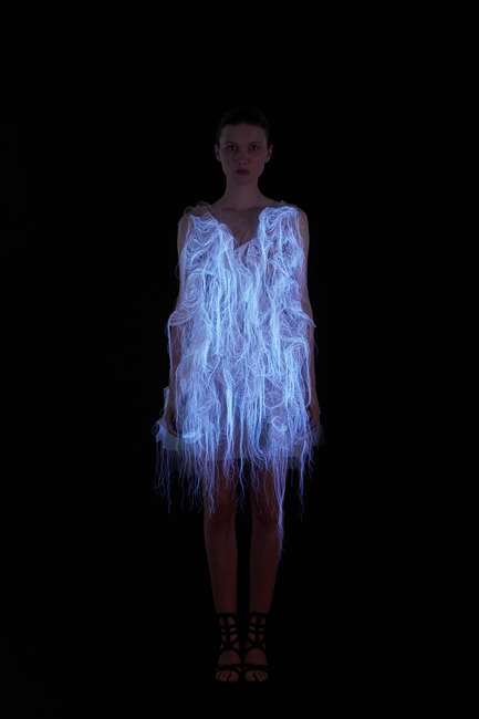Press kit | 842-02 - Press release | (no)where (now)here - 2 gaze activated dresses - Ying Gao - Fashion Design - Photo credit: Dominique Lafond