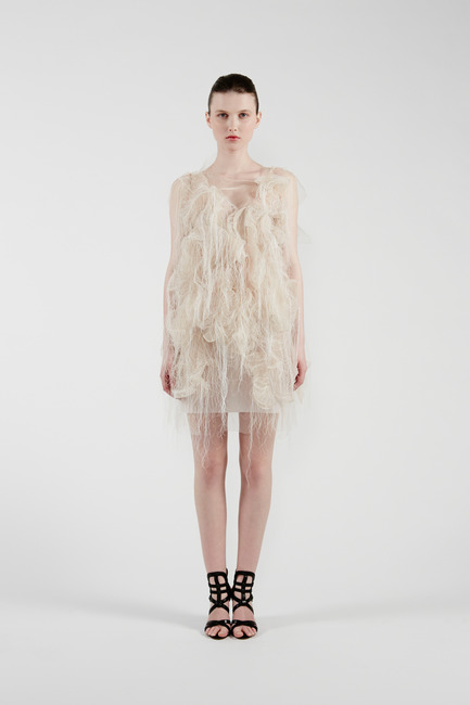 Press kit | 842-02 - Press release | (no)where (now)here - 2 gaze activated dresses - Ying Gao - Fashion Design - Photo credit: Dominique Lafond