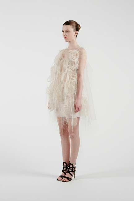 Press kit | 842-02 - Press release | (no)where (now)here - 2 gaze activated dresses - Ying Gao - Fashion Design - Photo credit: Dominique Lafond