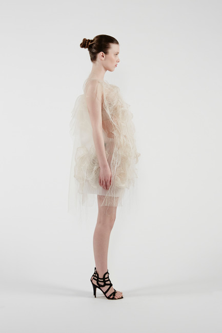 Press kit | 842-02 - Press release | (no)where (now)here - 2 gaze activated dresses - Ying Gao - Fashion Design - Photo credit: Dominique Lafond