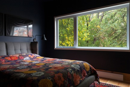 Dossier de presse | 2242-01 - Communiqué de presse | Lévesque Project - Mélissa Ohnona Design - Design d’intérieur résidentiel - The added bedroom has a unique view of the trees. - Crédit photo : Maxime Brouillet