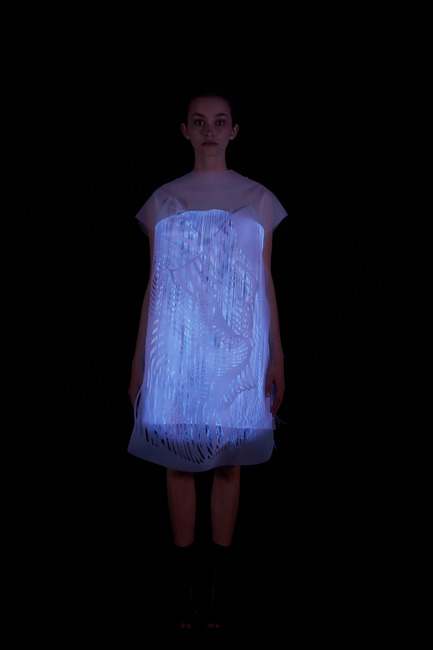 Press kit | 842-02 - Press release | (no)where (now)here - 2 gaze activated dresses - Ying Gao - Fashion Design - Photo credit: Dominique Lafond