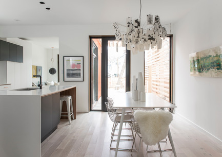 Press kit | 2344-01 - Press release | 46H - Sustainable Reinvention of 1905 House in the Beaches - baukultur/ca - Residential Architecture - Dining Room with Open Kitchen  - Photo credit: Alex Lukey