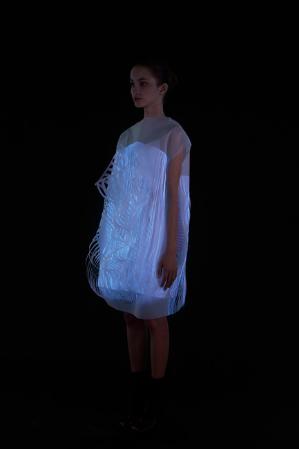 Press kit | 842-02 - Press release | (no)where (now)here - 2 gaze activated dresses - Ying Gao - Fashion Design - Photo credit: Dominique Lafond