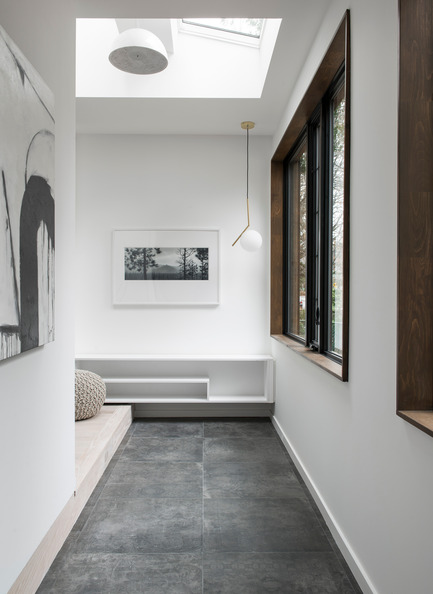 Press kit | 2344-01 - Press release | 46H - Sustainable Reinvention of 1905 House in the Beaches - baukultur/ca - Residential Architecture - Foyer  - Photo credit: Alex Lukey