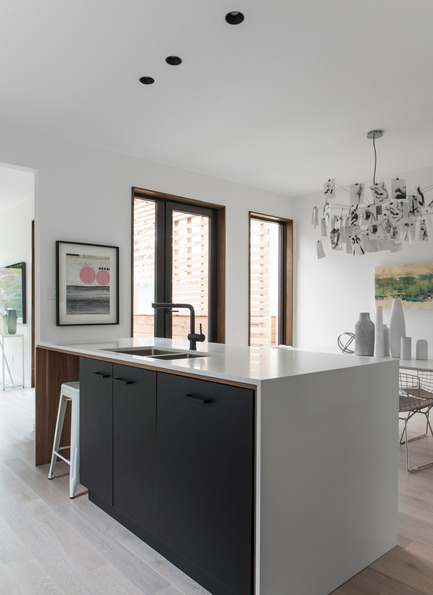 Press kit | 2344-01 - Press release | 46H - Sustainable Reinvention of 1905 House in the Beaches - baukultur/ca - Residential Architecture - Kitchen Island with Dining Room  - Photo credit: Alex Lukey