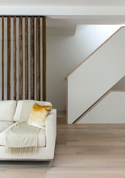 Press kit | 2344-01 - Press release | 46H - Sustainable Reinvention of 1905 House in the Beaches - baukultur/ca - Residential Architecture - Living Room: Stairs &amp; wooden screen built from thermal modified wood  - Photo credit: Alex Lukey