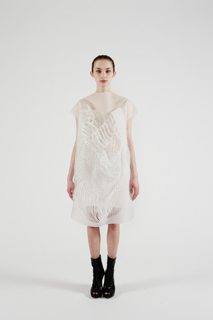 Press kit | 842-02 - Press release | (no)where (now)here - 2 gaze activated dresses - Ying Gao - Fashion Design - Photo credit: Dominique Lafond