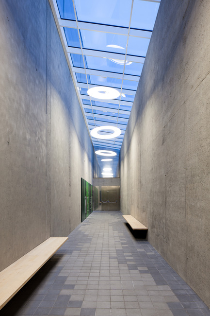 Dossier de presse | 2274-01 - Communiqué de presse | Shopping Nord Graz - BEHF Architects - Architecture commerciale - Light Fittings&nbsp;beneath a continuous roof light - Crédit photo : Markus Kaiser