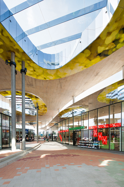 Dossier de presse | 2274-01 - Communiqué de presse | Shopping Nord Graz - BEHF Architects - Architecture commerciale - Free-form roof lights are clad with reflective metal - Crédit photo : Markus Kaiser