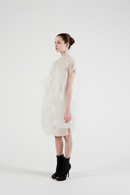 Press kit | 842-02 - Press release | (no)where (now)here - 2 gaze activated dresses - Ying Gao - Fashion Design - Photo credit: Dominique Lafond