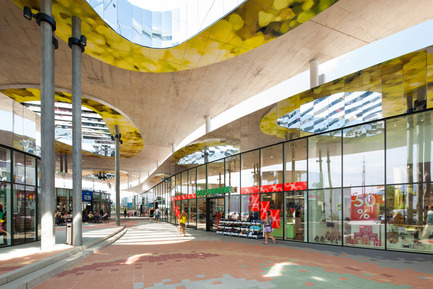 Dossier de presse | 2274-01 - Communiqué de presse | Shopping Nord Graz - BEHF Architects - Architecture commerciale - New facade is made of glass and extends in two gentle waves - Crédit photo : Markus Kaiser