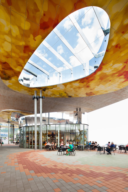 Dossier de presse | 2274-01 - Communiqué de presse | Shopping Nord Graz - BEHF Architects - Architecture commerciale - Elegant café has become a popular meeting place - Crédit photo : Markus Kaiser