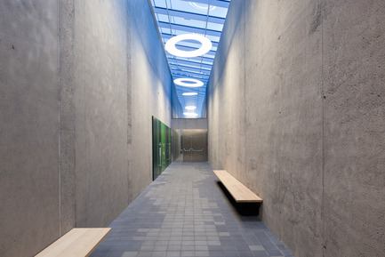 Dossier de presse | 2274-01 - Communiqué de presse | Shopping Nord Graz - BEHF Architects - Architecture commerciale - Passageway with wooden benches - Crédit photo : Markus Kaiser