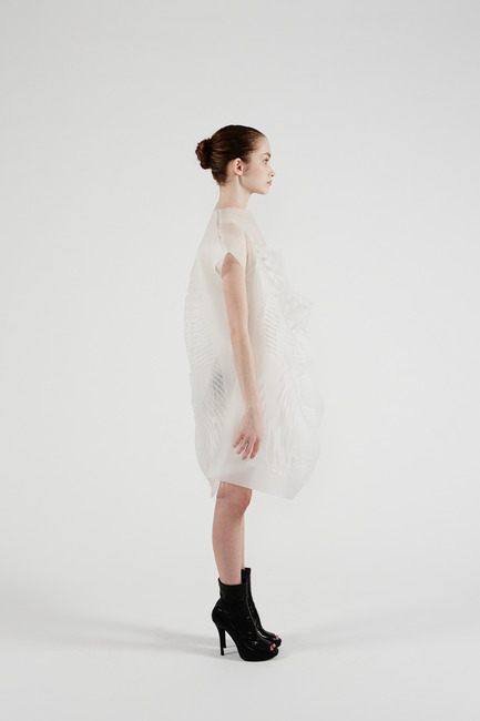 Press kit | 842-02 - Press release | (no)where (now)here - 2 gaze activated dresses - Ying Gao - Fashion Design - Photo credit: Dominique Lafond