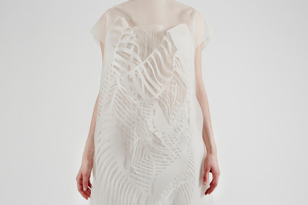 Press kit | 842-02 - Press release | (no)where (now)here - 2 gaze activated dresses - Ying Gao - Fashion Design - Photo credit: Dominique Lafond