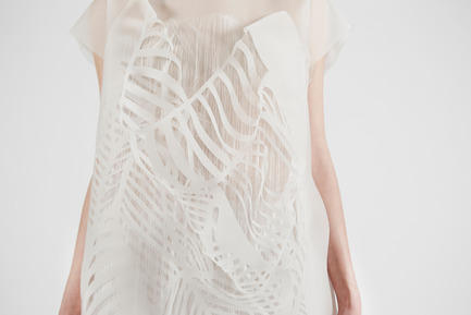 Press kit | 842-02 - Press release | (no)where (now)here - 2 gaze activated dresses - Ying Gao - Fashion Design - Photo credit: Dominique Lafond