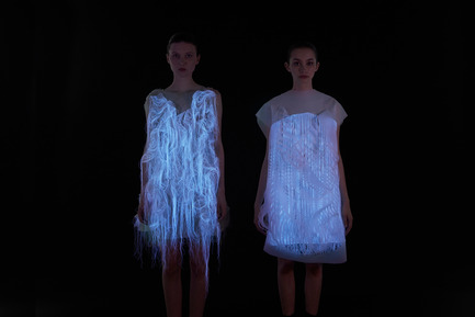 Press kit | 842-02 - Press release | (no)where (now)here - 2 gaze activated dresses - Ying Gao - Fashion Design - Photo credit: Dominique Lafond