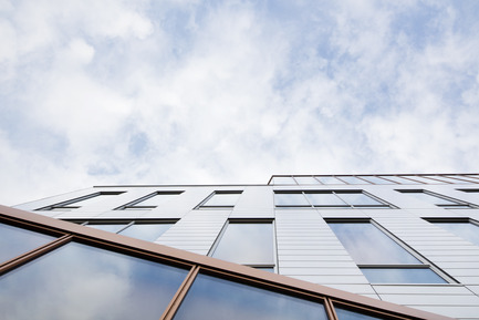 Dossier de presse | 846-20 - Communiqué de presse | La tunique blanche de l’OIIQ signée Céragrès - Céragrès - Architecture institutionnelle - Bureaux de l’Ordre des infirmières et infirmiers du Québec - Crédit photo : Adrien Williams