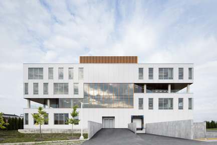 Dossier de presse | 846-20 - Communiqué de presse | La tunique blanche de l’OIIQ signée Céragrès - Céragrès - Architecture institutionnelle - Bureaux de l’Ordre des infirmières et infirmiers du Québec - Crédit photo : Adrien Williams