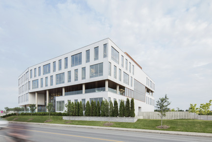 Dossier de presse | 846-20 - Communiqué de presse | La tunique blanche de l’OIIQ signée Céragrès - Céragrès - Architecture institutionnelle - Bureaux de l’Ordre des infirmières et infirmiers du Québec - Crédit photo : Adrien Williams