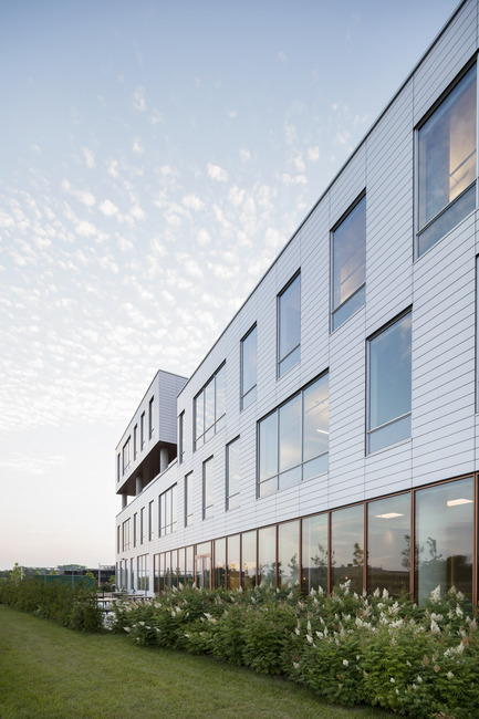 Dossier de presse | 846-20 - Communiqué de presse | La tunique blanche de l’OIIQ signée Céragrès - Céragrès - Architecture institutionnelle - Bureaux de l’Ordre des infirmières et infirmiers du Québec - Crédit photo : Adrien Williams