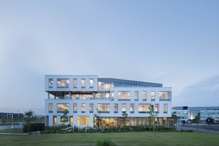 Dossier de presse | 846-20 - Communiqué de presse | La tunique blanche de l’OIIQ signée Céragrès - Céragrès - Architecture institutionnelle - Bureaux de l’Ordre des infirmières et infirmiers du Québec - Crédit photo : Adrien Williams