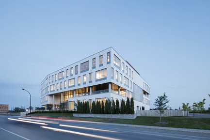 Dossier de presse | 846-20 - Communiqué de presse | La tunique blanche de l’OIIQ signée Céragrès - Céragrès - Architecture institutionnelle - Bureaux de l’Ordre des infirmières et infirmiers du Québec - Crédit photo : Adrien Williams