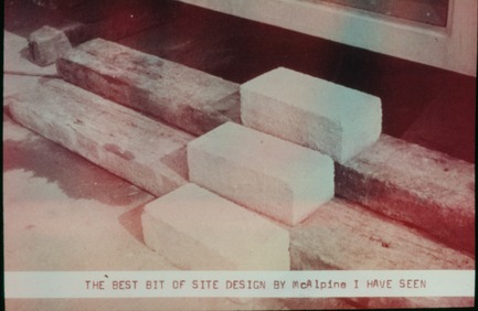 Dossier de presse | 756-15 - Communiqué de presse | Et si on parlait de bonheur sur le chantier? - Centre Canadien d’Architecture (CCA) - Évènement + Exposition - Cedric Price. McAppy&nbsp;: Escaliers improvisés sur un chantier de la McAlpine, 1973-1975. <br><br>  - Crédit photo :  Fonds Cedric Price, Centre Canadien d’Architecture © CCA, Montréal.