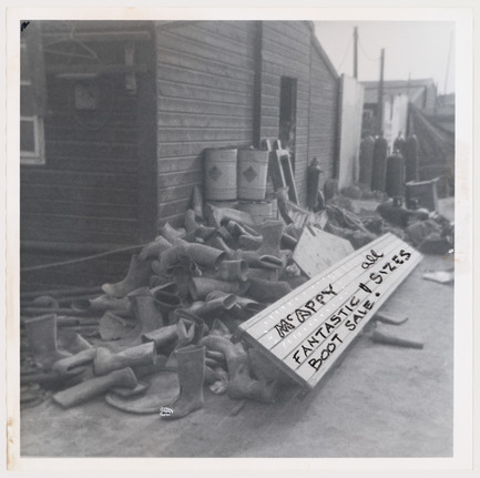 Dossier de presse | 756-15 - Communiqué de presse | Et si on parlait de bonheur sur le chantier? - Centre Canadien d’Architecture (CCA) - Évènement + Exposition - Cedric Price. McAppy : Photographie de bottes sur le chantier de&nbsp; McAlpine.&nbsp; <br> - Crédit photo : Fonds Cedric Price, Centre Canadien d’Architecture © CCA, Montréal.