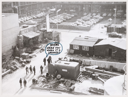 Dossier de presse | 756-15 - Communiqué de presse | Et si on parlait de bonheur sur le chantier? - Centre Canadien d’Architecture (CCA) - Évènement + Exposition - Cedric Price. McAppy : Photographie d’un chantier de construction avec commentaires : « where were you when it dropped? » [Où étiez-vous quand c’est tombé?], 1973-1975. <br> - Crédit photo : Fonds Cedric Price, Centre Canadien d’Architecture © CCA, Montréal.