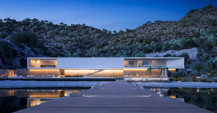 Dossier de presse | 2265-01 - Communiqué de presse | Superhouse 00/30 - Superhouse Property Group Ltd. - Architecture résidentielle - The house as seen from the dock at twilight - Crédit photo : The Boundary