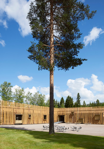 Dossier de presse | 2341-01 - Communiqué de presse | Torsby Finnskogscentrum - Bornstein Lyckefors arkitekter - Architecture commerciale - The façade timber has been cut in the forest surrounding the building.  - Crédit photo : Åke E:son Lindman