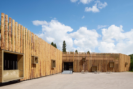 Dossier de presse | 2341-01 - Communiqué de presse | Torsby Finnskogscentrum - Bornstein Lyckefors arkitekter - Architecture commerciale -  The protruding wooden boxes transform the building to an urban furniture. &nbsp; - Crédit photo : Åke E:son Lindman