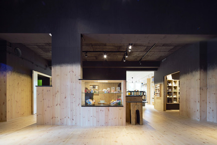 Dossier de presse | 2341-01 - Communiqué de presse | Torsby Finnskogscentrum - Bornstein Lyckefors arkitekter - Architecture commerciale - The interior is clad in wood and painted black with a gradient transition to resemble the smoke heated cabins the Finns used. By letting smoke pour out at the top of the ceiling the houses were kept warm leaving ash coloured traces as horizontal lines along the walls.&nbsp; - Crédit photo : Åke E:son Lindman