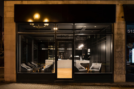Dossier de presse | 760-13 - Communiqué de presse | Café The Standard - Jean de Lessard, Designers Créatifs - Design d’intérieur commercial - Façade - Crédit photo : Adrien Williams