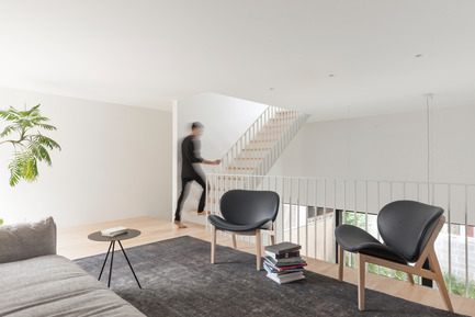 Dossier de presse | 1113-06 - Communiqué de presse | Maison Lagarde - la SHED architecture - Architecture résidentielle - Salon en mezzanine - Crédit photo : Maxime Brouillet