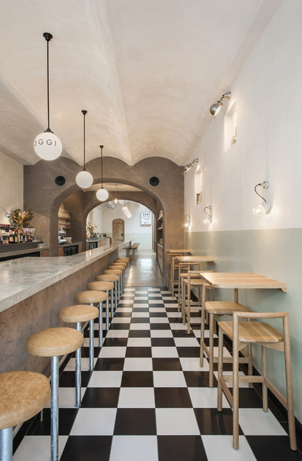 Dossier de presse | 1124-13 - Communiqué de presse | World Interiors News Awards Ceremony 2016 - World Interiors News - Design d’intérieur commercial - WINNER: RESTAURANTS<br>OGGI by studio -gram<br><br>The brief was simple; the client wanted a bright interior, with a kitchen on show, a direct reaction to the moody, dimly lit spaces of the local hospitality scene. <br><br>Oggi is a simple and subdued interior, with a playful personality, informed by the squares and piazzas of Italy. The repetition, the materiality and the formal nature of these outdoor spaces have all influenced the outcome. <br><br>JUDGES’ COMMENT<br>‘Oggi has an immediately recognizable Italian style of the period between the two wars. It has very soft geometry with a beautiful pared down palette of colours and an intimate section of alcoves. It also has a very bright and airy feel for such a long narrow space along with a long bar which you can imagine being full all the time.’ - Crédit photo : studio -gram<br>