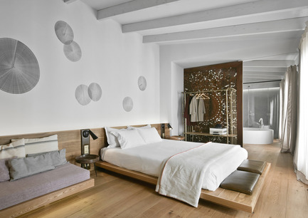 Dossier de presse | 1124-13 - Communiqué de presse | World Interiors News Awards Ceremony 2016 - World Interiors News - Design d’intérieur commercial - JOINT WINNER: HOTELS<br>Puro Hotel by OHLAB<br><br>Puro is an iconic 22 room boutique hotel located in the heart of La Lonja, in the historical centre of Palma.<br>Adapting itself to the different existing buildings, the hotel has an irregular configuration. The refurbishment project by OHLAB takes advantage of that complexity as a potential tool to generate unexpected and unique spaces where each room is different from the next. The selection of natural and local materials emphasizing the Mediterranean essence has been very important. <br><br>JUDGES’ COMMENTS<br>‘Small in scale, this is a contemporary design hotel within an 18th century palace in the old town of Palma de Mallorca. The team at OHLAB have managed to magnificently plan a rather difficult series of existing spaces with refreshing variety whilst pursuing design distinction in all aspects of the bespoke interior details. The resulting palette of natural material choices, soft neutral colours and innovative details is simplistic and effective in equal measure.’   - Crédit photo : OHLAB