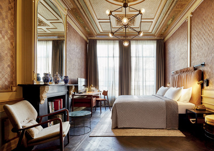 Dossier de presse | 1124-13 - Communiqué de presse | World Interiors News Awards Ceremony 2016 - World Interiors News - Design d’intérieur commercial - JOINT WINNER: HOTELS<br>The Hoxton Amsterdam by Nicemakers<br><br>With each new project a local team is appointed to ensure that the local city character is captured. To make sure the project is given the right energy and that the right balance between public spaces and hotel rooms is achieved, the interior designers were involved at an early stage. Without a standard set of requirements, the designers had creative freedom, with the only objective to ensure a homely feeling throughout. This maintained the essence of The Hoxton identity while offering a true taste of local culture.<br><br>JUDGES’ COMMENT<br>‘An adaptive re-use, sympathetically and innovatively designed by the team at Nicemakers. Created by connecting five 17th century canal houses, the design team showed great talent in blending the historic elements of the building and a measurable sense of place and flair in modernising the interior design’.  - Crédit photo : Nicemakers