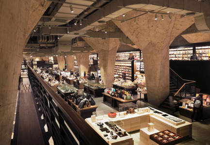 Dossier de presse | 1124-13 - Communiqué de presse | World Interiors News Awards Ceremony 2016 - World Interiors News - Design d’intérieur commercial -  WINNER: RETAIL INTERIORS (GREATER THAN 200 SQUARE METRES)<br>Fangsuo Bookstore in Chengdu by Chu Chih Kang Space Design<br><br>Chu Chih Kang’s initial proposal was centered around “The Secret Scripture Library”. Scripture libraries have been found either in or under Buddhist temples for centuries and have an extended meaning of stored wisdom in Mandarin Chinese. The team found significant historical connections to the site, such as links to Daci Temple and one of the most famous monks in Buddhism - Xuan Zang of the Tang dynasty.<br><br>JUDGES’ COMMENT<br>‘Fangsuo is designed to be a bookstore, but they have actually called it a cathedral “carrying wisdom, culture and attitude”. That’s a high aim, and yet they’ve managed to pull it off. It has this exciting feel about it that makes you want to explore and discover all the different floors.’  - Crédit photo : Chu Chih Kang Space Design