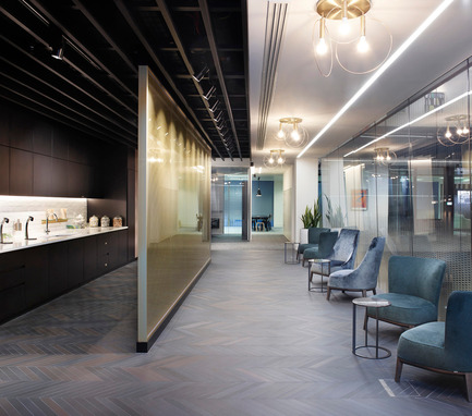 Dossier de presse | 1124-13 - Communiqué de presse | World Interiors News Awards Ceremony 2016 - World Interiors News - Design d’intérieur commercial - JOINT WINNER: WORKSPACE INTERIORS (LESS THAN 10,000 SQUARE METRES) <br>Estée Lauder Companies by MCM Architecture<br><br>The relocation of The Estée Lauder Companies UK &amp; Ireland to One Fitzroy is the first time globally, that the business has brought together all of its brands and training facilities under one roof.<br>The vision for the new headquarters centered around the themes of family, home and community to support collaboration, agility, creativity and innovation. <br><br>JUDGES’ COMMENTS<br>‘A beautiful translation of the brand as an experience with a high end retail quality to the space, you literally live the brand as you walk through it. Lovely detailing, and generally a very strong design ethos throughout.’<br><br>  - Crédit photo : MCM Architecture