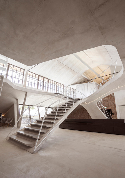 Dossier de presse | 1124-13 - Communiqué de presse | World Interiors News Awards Ceremony 2016 - World Interiors News - Design d’intérieur commercial - WINNER: RESIDENTIAL INTERIORS<br>Loft Panzerhalle by smartvoll architekten<br><br>smartvoll won a competition in which a space of 350 sq. m should be remodelled to become an extraordinary loft apartment in the old ‘Panzerhalle’.<br><br>The challenge was to preserve the historic space and environment and to fill the room with daylight, instead of artificial illumination. Furthermore, one should be confronted with the most spatial experience.<br><br>JUDGES’ COMMENT<br>‘It’s a spectacular space to begin but also a very spectacular intervention. It’s indulgent, but it looks beautifully finished with interesting and slightly amusing details. Surely an astounding space to be in.’  - Crédit photo : smartvoll architekten