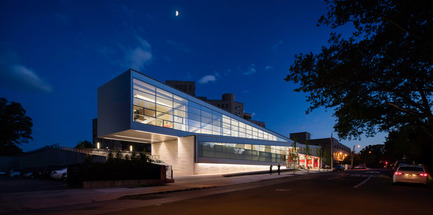 Dossier de presse | 2322-01 - Communiqué de presse | Restless Response: Emergency Medical Station 50 at Queens Hospital - Dean/Wolf Architects - Architecture institutionnelle - The diagonal form pulses with the anticipation of movement, embodying the programmatic need for immediate action and energizing the community with a sense of engagement. - Crédit photo : © Paul Warchol