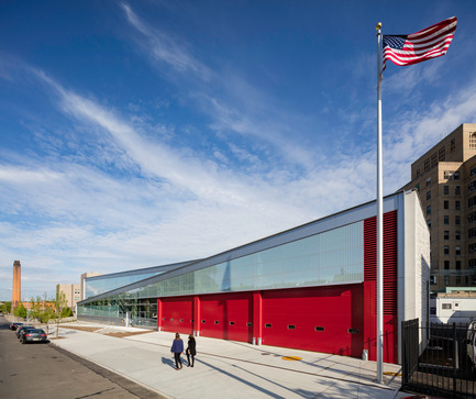 Dossier de presse | 2322-01 - Communiqué de presse | Restless Response: Emergency Medical Station 50 at Queens Hospital - Dean/Wolf Architects - Architecture institutionnelle - The street at the edge of the site slopes quite dramatically.&nbsp; You feel the pull of gravity as you walk up or down the street.&nbsp; - Crédit photo : © Paul Warchol