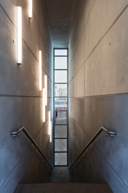Dossier de presse | 2322-01 - Communiqué de presse | Restless Response: Emergency Medical Station 50 at Queens Hospital - Dean/Wolf Architects - Architecture institutionnelle - Cast-in-place concrete walls are found on both the interior and exterior, such as in this staircase linking the offices on the second floor to the station below. - Crédit photo : © Paul Warchol