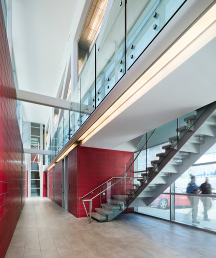 Dossier de presse | 2322-01 - Communiqué de presse | Restless Response: Emergency Medical Station 50 at Queens Hospital - Dean/Wolf Architects - Architecture institutionnelle - FDNY red was custom matched into materials such as the concrete block walls. - Crédit photo : © Paul Warchol